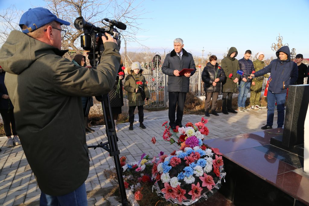 Астраханские патриоты провели акции на Братских могилах защитников Отечества